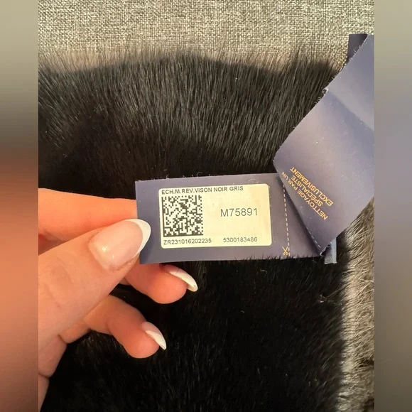 Louis Vuitton Monogram Reverso Mink Scarf - Picture 3 of 10